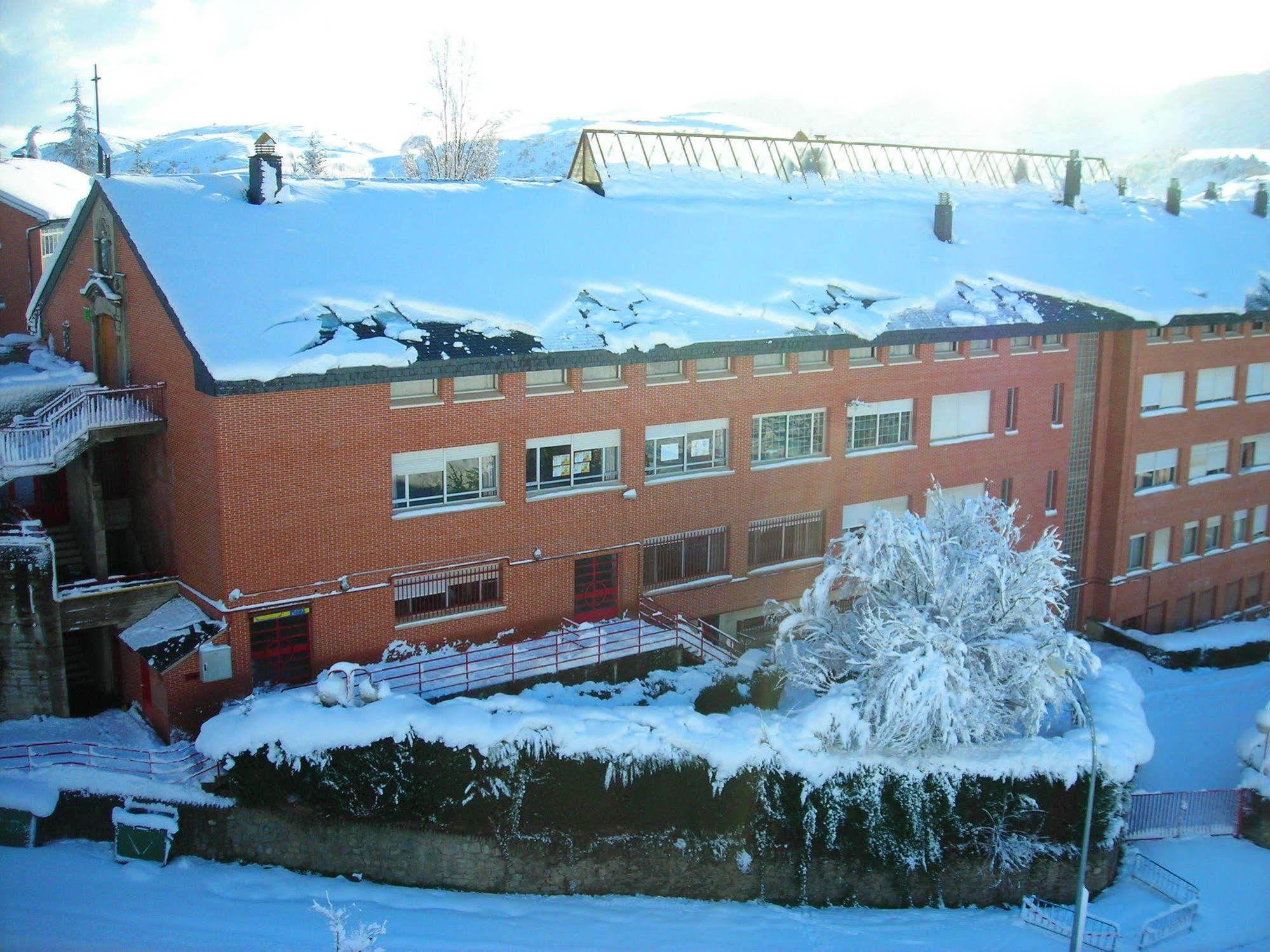 Residencia Albergue Jaca Exterior foto