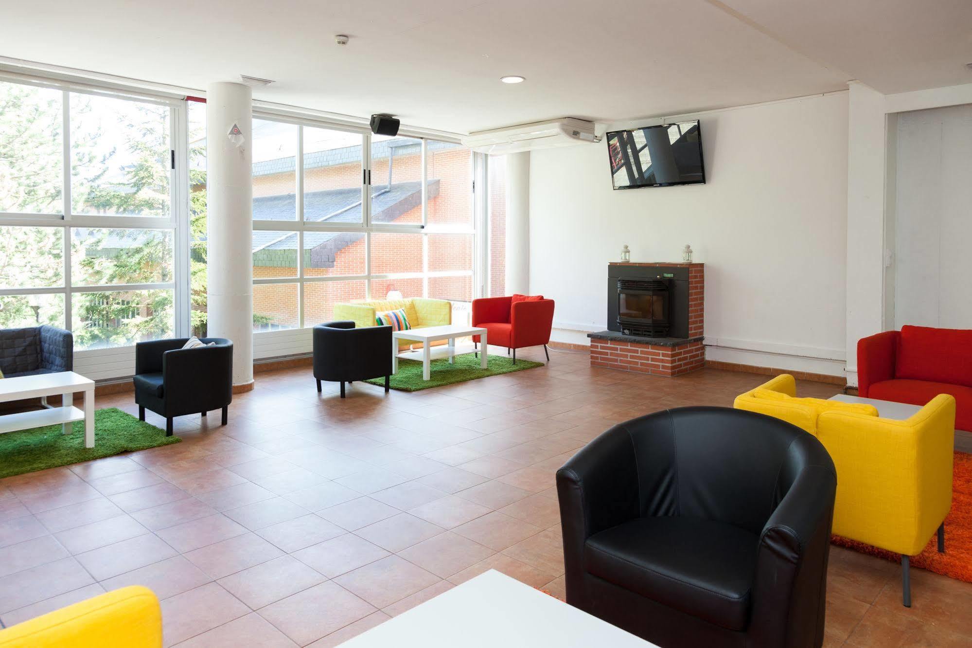 Residencia Albergue Jaca Exterior foto